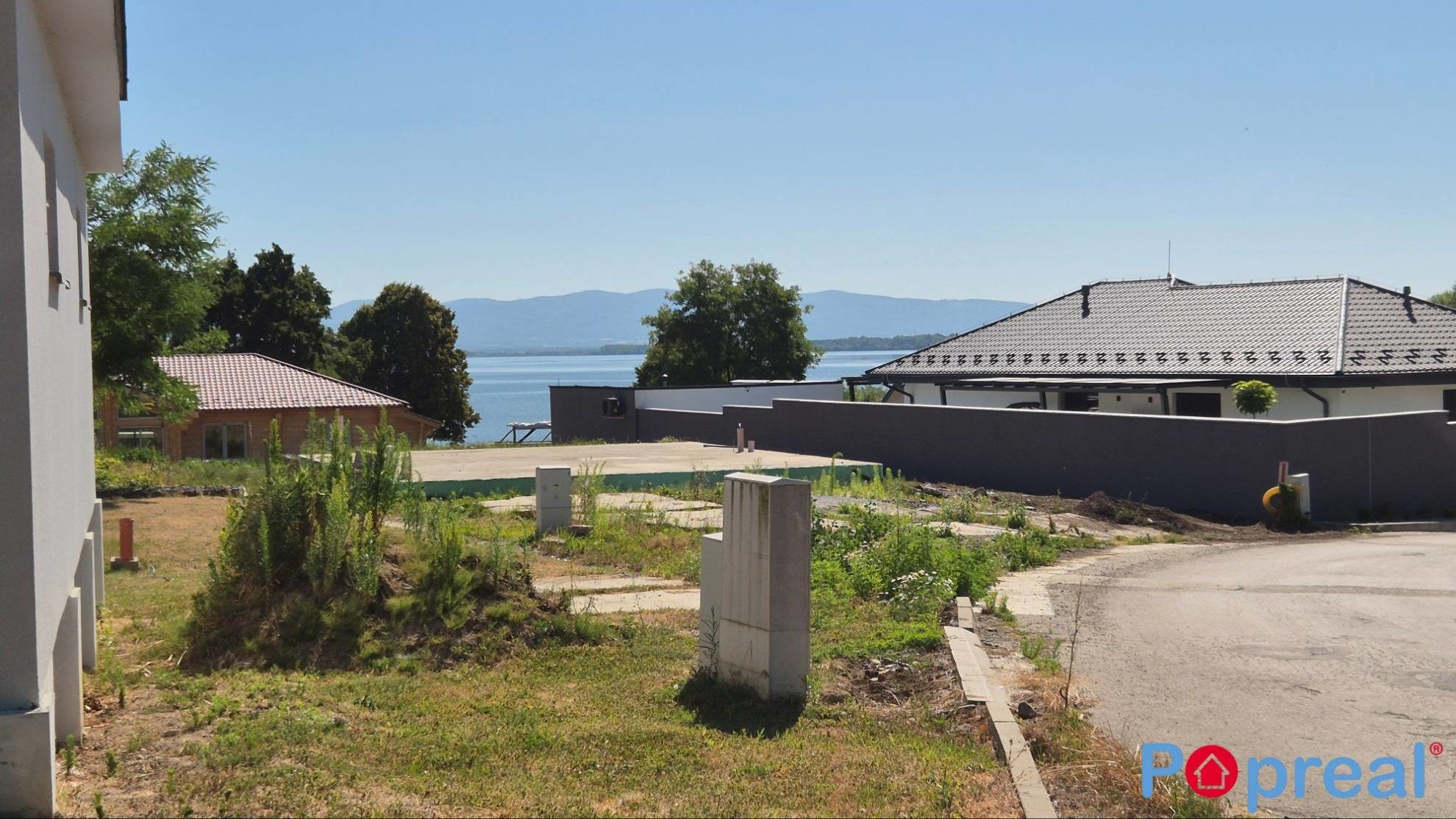 Predaj, luxusný pozemok 854m2 s prípojkami a základovou doskou, Biela hora, Šírava